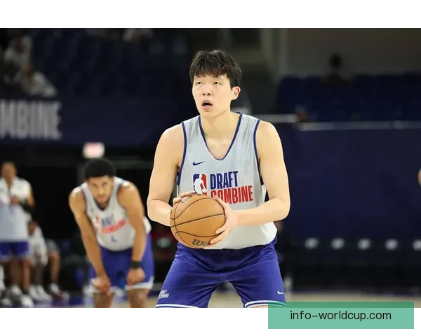 开拓者全家福大合照：杨瀚森C位领衔，利拉德昔日位置成回忆